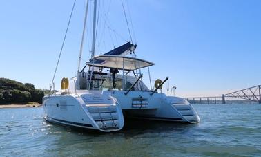 Aluguer de catamarã à vela de 38 pés em Queensferry