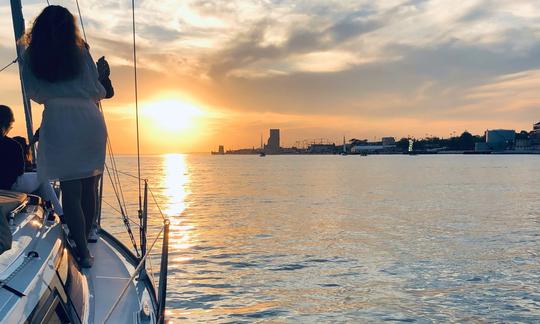 Belo passeio de barco ao pôr do sol em Lisboa