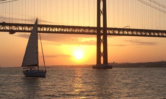 Belo passeio de barco ao pôr do sol em Lisboa