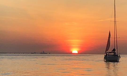 Belo passeio de barco ao pôr do sol em Lisboa