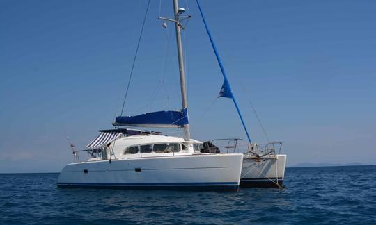 Catamaran Lagoon 380 com tripulação na marina le cratère, Nosy Be, Madagascar