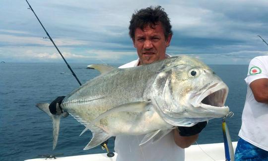 Excursions de pêche passionnantes sur un bateau semi-cabine de 34 pieds avec 2 capitaines à bord à Nosy Be, Madagascar