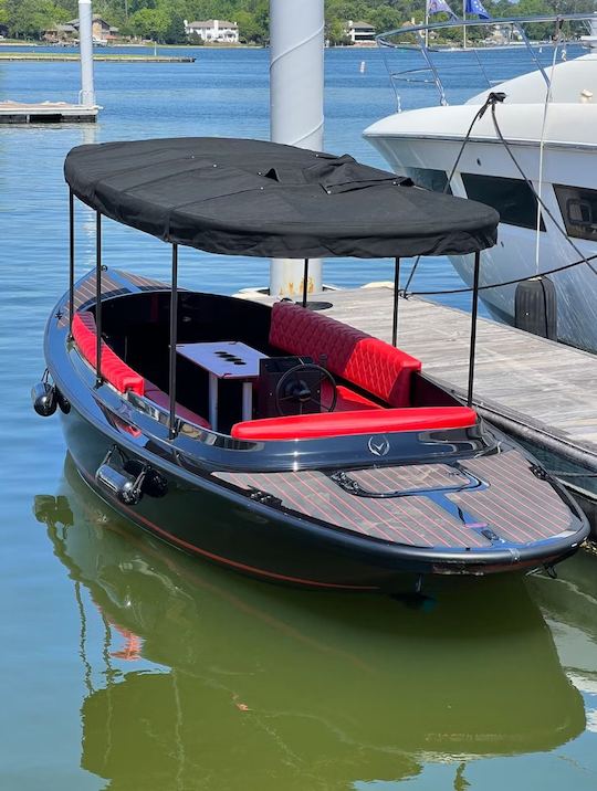 Barco elétrico 100% elétrico preto e vermelho Fantail em Norfolk, Virgínia