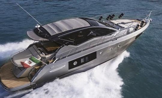 Iate a motor de luxo Cranchi M44 ht 2019 para aventura em Taormina