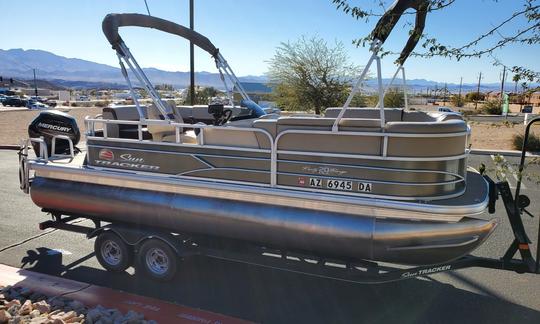 Incrível barcaça de festas Sun Tracker 20DLX 2018 no lago Havasu