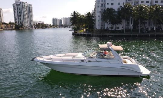 Passeio de iate premium em Miami Beach: Capitão, champanhe e festa!