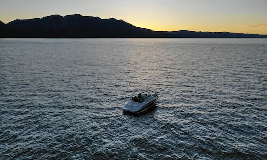 25フィートのクリスクラフトボートでのタホ湖での2時間のサンセットプライベートボートツアー