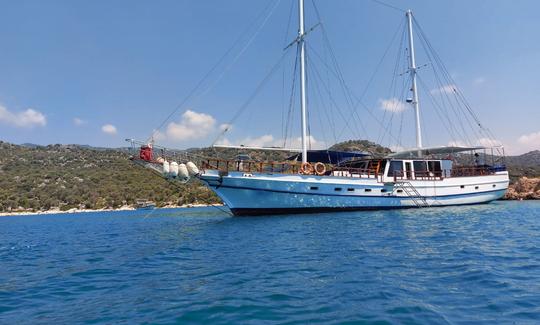 Hermosa goleta de 82 pies hecha a medida para Blue Cruise en Muğla, Turquía