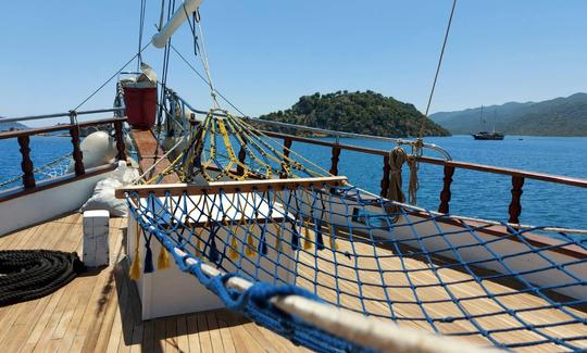 Hermosa goleta de 82 pies hecha a medida para Blue Cruise en Muğla, Turquía