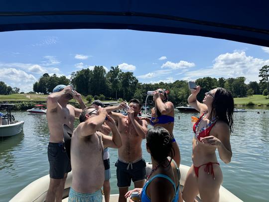 Barco de festa Pontoon 2022 no Lago Norman