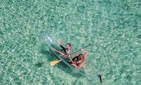 Kayak transparente para 2 personas en la playa de la ciudad de Panamá