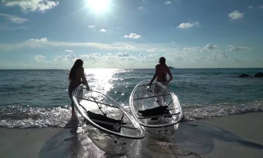 Kayak transparente para 2 personas en la playa de la ciudad de Panamá