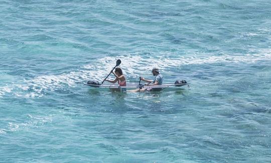 Kayak transparente para 2 personas en la playa de la ciudad de Panamá