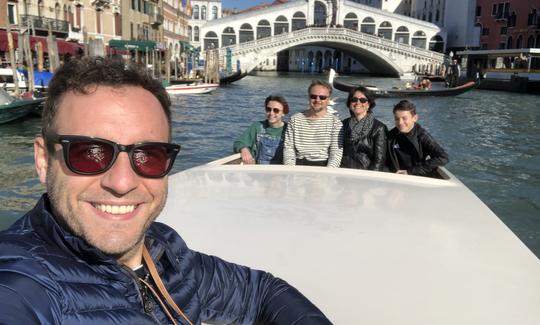 Passeio de barco privado e personalizado com guia turístico+motorista de barco em Venezia, Veneto