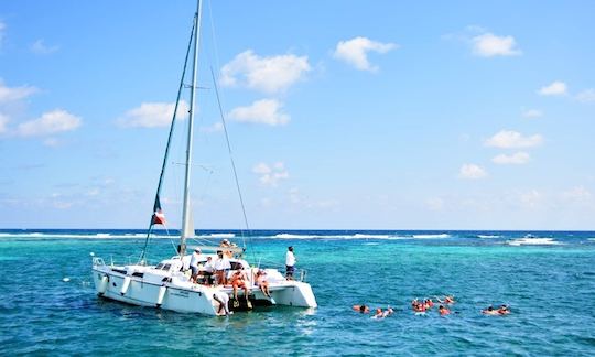 Excursion d'une journée à la voile à San Pedro à bord d'un catamaran polynésien de 42 pieds