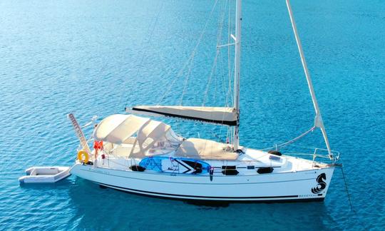 Beneteau Cyclades 39.3 - Location de yacht privé pour 7 personnes au départ de Rhodes