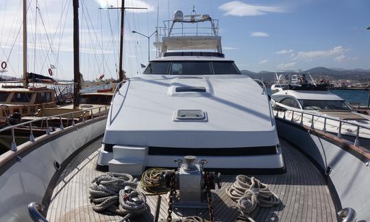 Méga yacht à moteur Graceful Alfamarine « Majesty » de 100 pieds à Elefsina, en Grèce