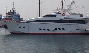 Graceful 100' Alfamarine 'Majesty' Power Mega Yacht em Elefsina, Grécia