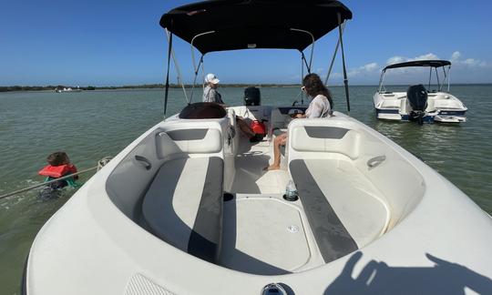 Bayliner Deck Boat Party, propre et facile à conduire, pouvant accueillir jusqu'à 9 personnes