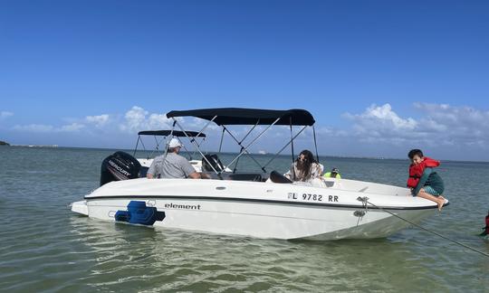 Bayliner Deck Boat Party, propre et facile à conduire, pouvant accueillir jusqu'à 9 personnes