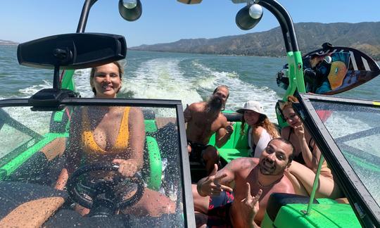 Deportes acuáticos en Los Ángeles: wakesurf, wakeboard, tubing, esquí acuático