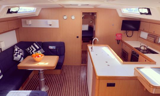 Sailing Bavaria 56 Cruiser disponible en The Solent, Reino Unido