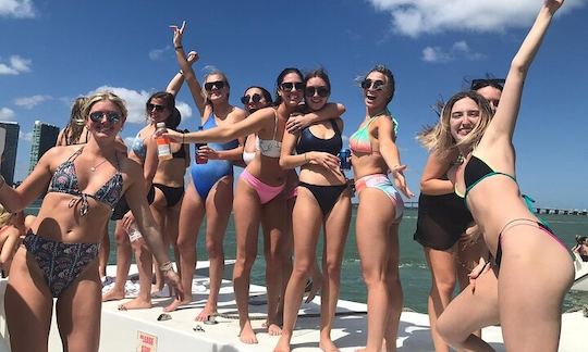 Catamarán de fiesta de 43 pies para hasta 30 personas en Miami