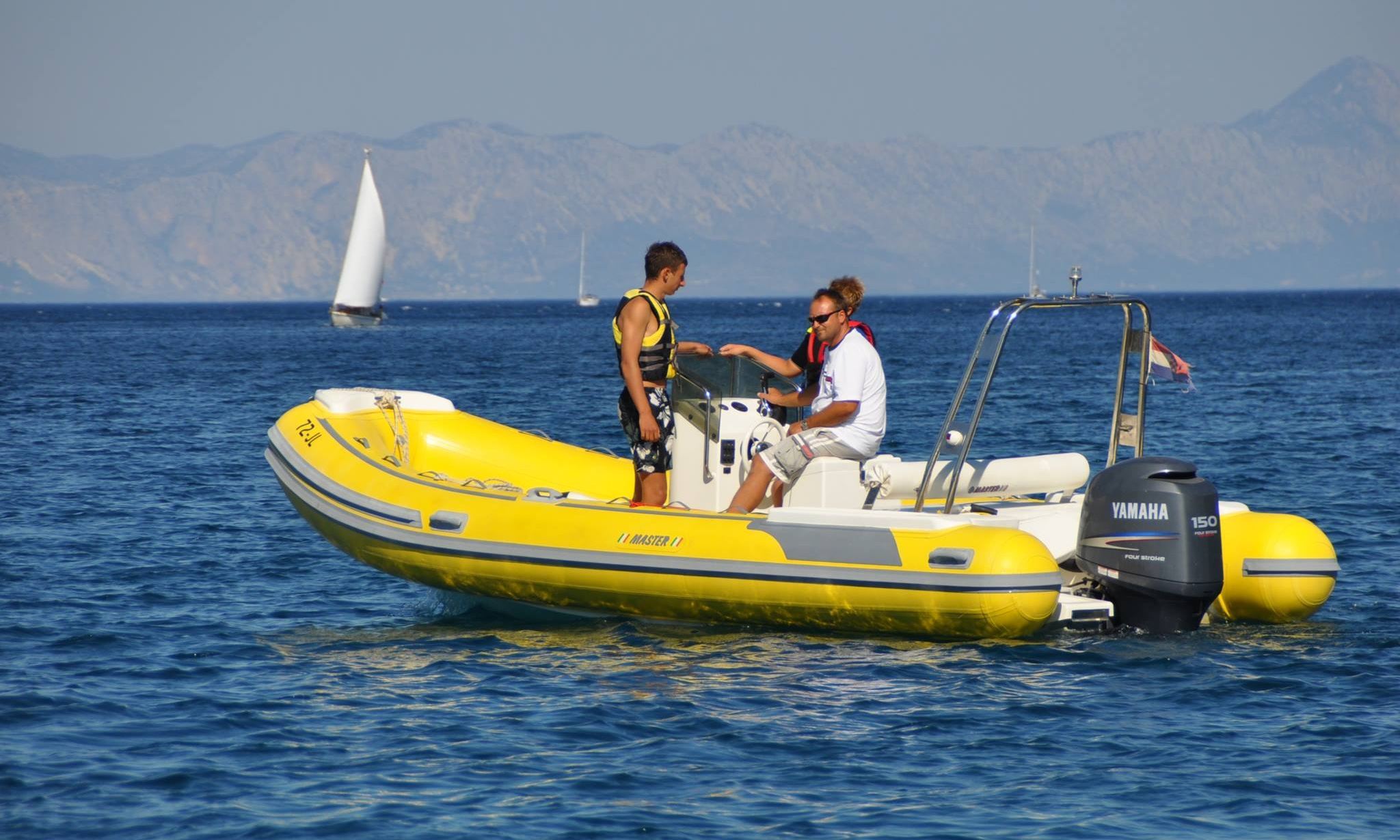 Alquile un bote inflable rígido de 25 pies en Hvar, Croacia | Getmyboat
