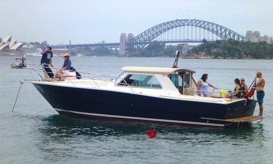 Iate a motor Charter MV Salute no porto de Sydney