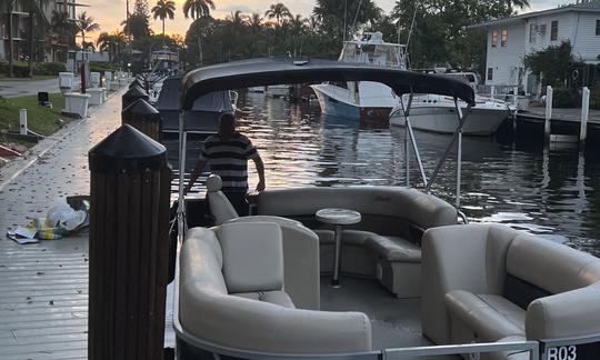 Comfortable and spacious Bentley 240 Cruise 28ft Pontoon in Fort Lauderdale