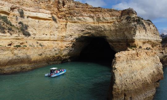 Excursion en bateau à moteur dans les grottes marines de Benagil à Lagos, Faro