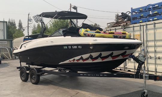 Barco a motor Bayliner VR5 2021 de 20 pés com torre de wakeboard em San Jose, Califórnia