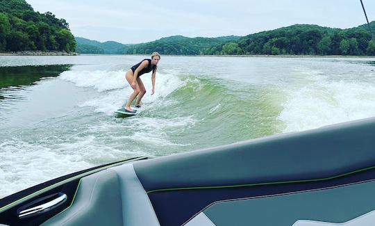 Location de bateau de surf Supreme ZS232 à Nashville ou dans les lacs environnants !