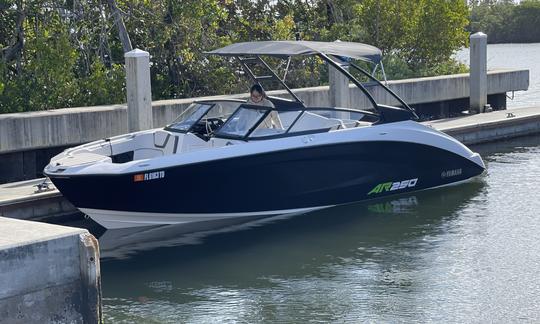 Découvrez le jetboat Yamaha AR250 2022 à Boynton Beach, en Floride !