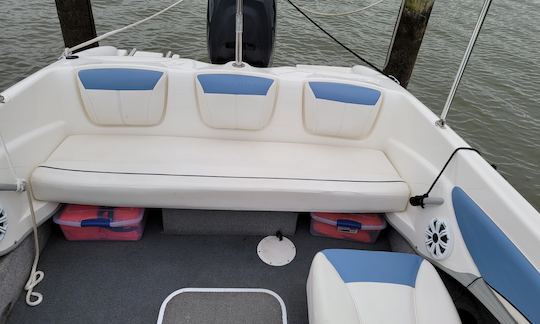 Your Aquatic Escape: Bayliner 180 Bowrider Rental 