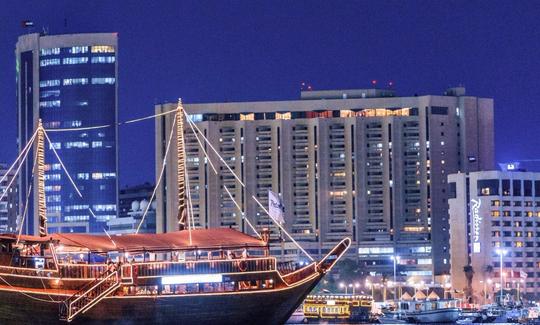 Incrível cruzeiro com jantar de canela no lindo barco Dhow em Dubai