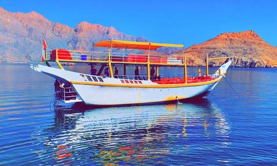 Crucero en dhow de día completo por los fiordos de Musandam