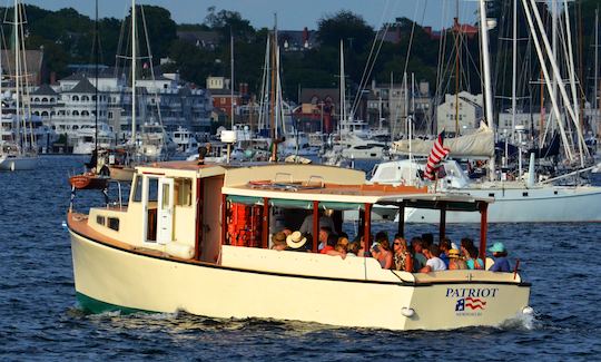 Location de bateaux à moteur classiques de 36 pieds à Newport, Rhode Island