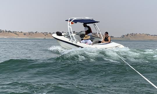 Chaparral Bowrider amusant et rapide à louer au lac Tulloch.