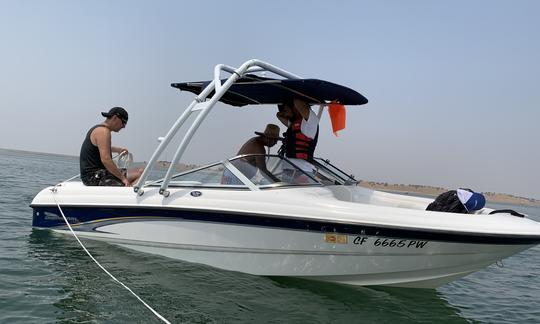 Chaparral Bowrider amusant et rapide à louer au lac Tulloch.