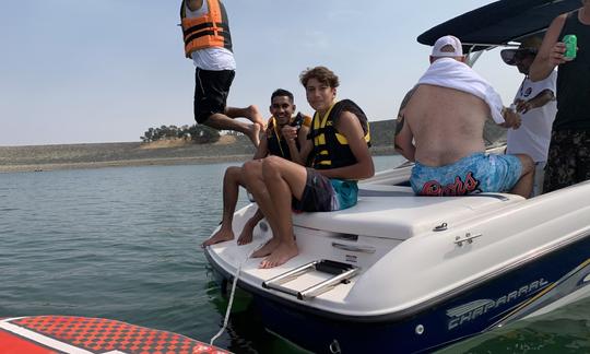 Chaparral Bowrider divertido y rápido en alquiler en Lake Camanche.