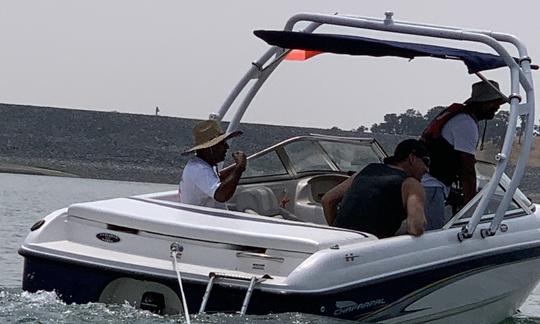 Chaparral Bowrider amusant et rapide à louer au lac Tulloch.