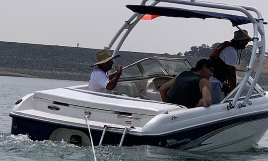 Chaparral Bowrider amusant et rapide à louer à New Melones Lake.