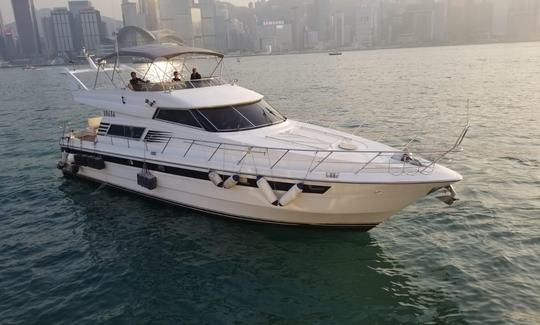 Yate a motor blanco simple para alquilar en la isla de Hong Kong