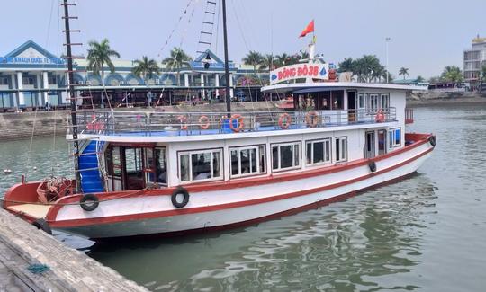 Excursion d'une journée à Halong à bord d'un bateau fluvial traditionnel à Halong