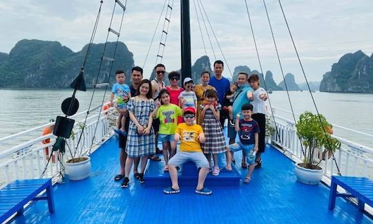 Excursion d'une journée à Halong à bord d'un bateau fluvial traditionnel à Halong