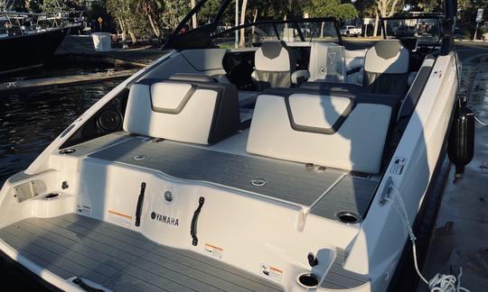 Velocidade e conforto com o Yamaha AR250 Adventure Bowrider 2022!