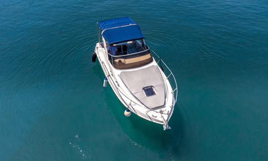 Expérience Blue Lagoon avec le yacht à moteur Saver Riviera 24 à Split, en Croatie