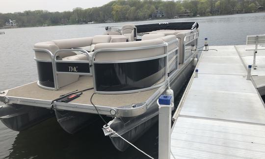 A experiência perfeita de Lake Lotus no TMC Aragon Pontoon de 22 pés!