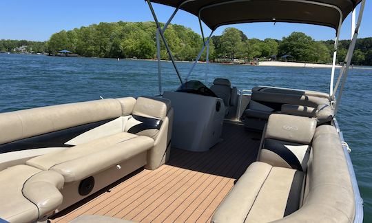 Lake Norman: Experience Harris Tritoon Bliss on the Water!